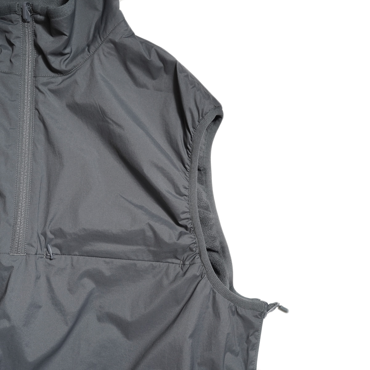 DAIWA PIER39 / TECH REVERSIBLE PULLOVER PUFF VEST (Charcoal)