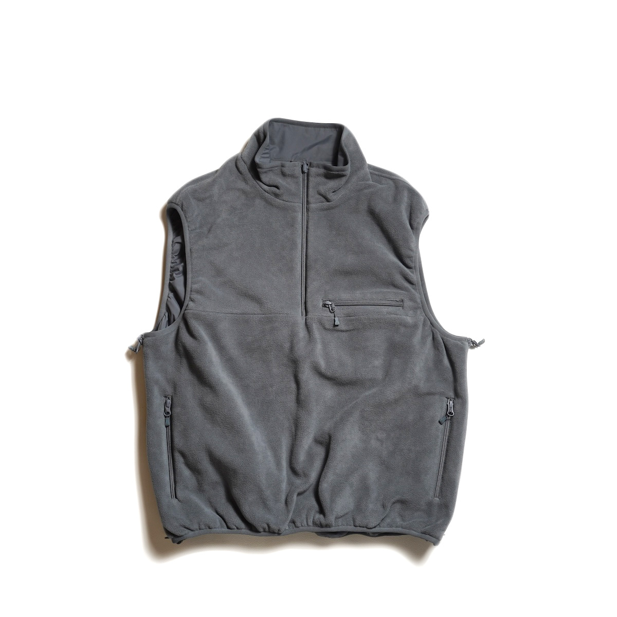 DAIWA PIER39 / TECH REVERSIBLE PULLOVER PUFF VEST (Charcoal)