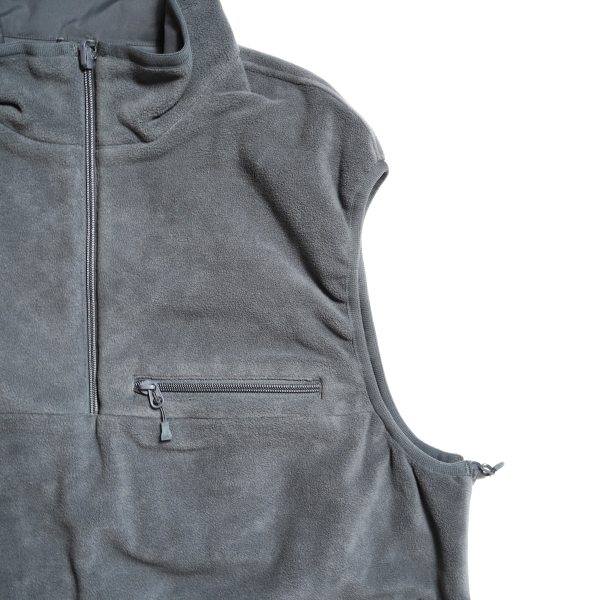 DAIWA PIER39 / TECH REVERSIBLE PULLOVER PUFF VEST (Charcoal)