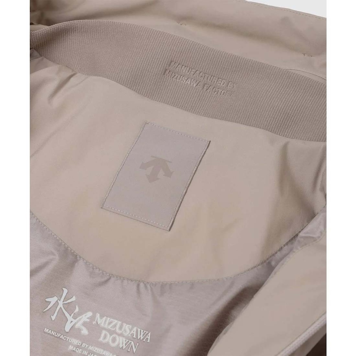 DESCENTE ALLTERAIN / 水沢ダウン マウンテニア L  (Beige) 襟元