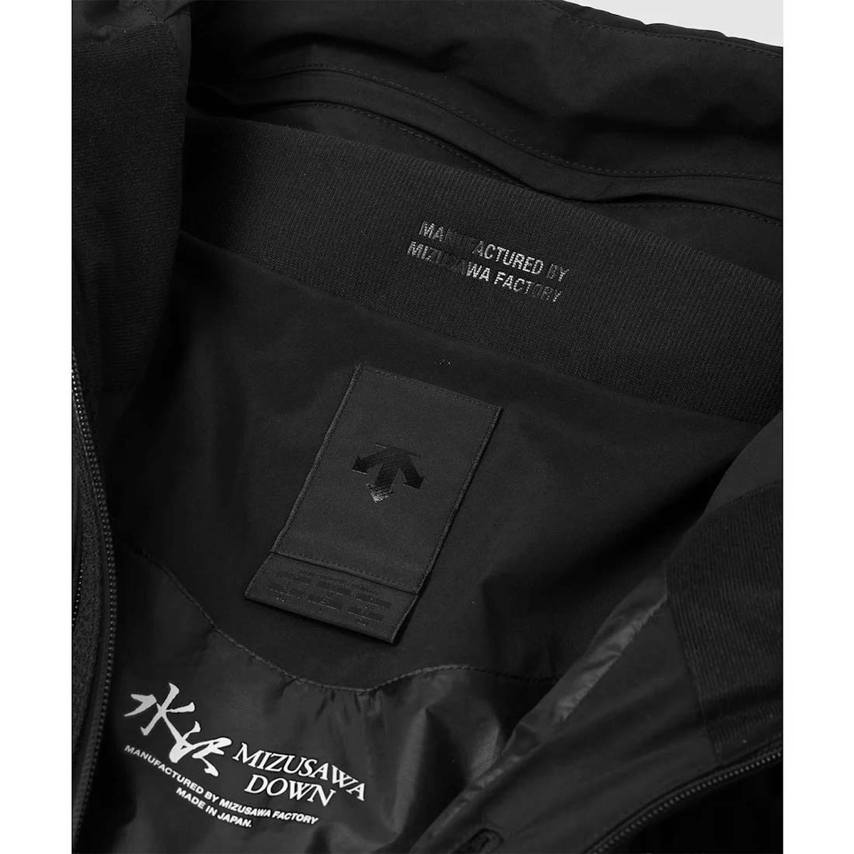 DESCENTE ALLTERAIN / 水沢ダウンオーバーサイズ "マウンテニア" (Black) 襟元