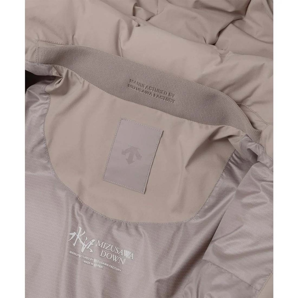 DESCENTE ALLTERAIN / 水沢ダウンコート アンカーHC (Beige) 襟元