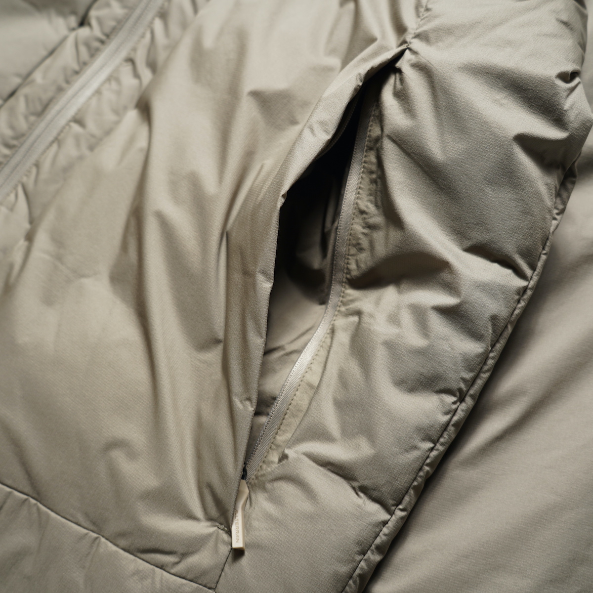 DESCENTE ALLTERRAIN / HEAT CIRCULATION IN-DOWN (Khaki)