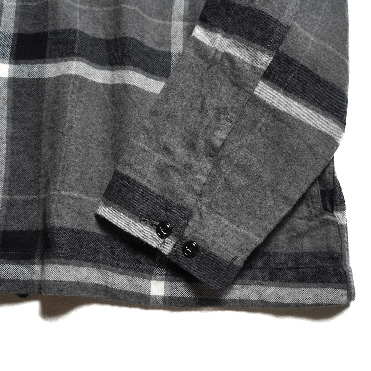 Engineered Garments / Cagoule Shirt - Brushed Big Plaid (Grey / Black) 袖口