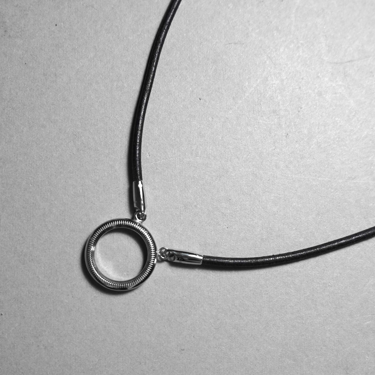 END / EYEGLASSES HOLDER NECKLACE - ROUND FACE (Silver × Black)