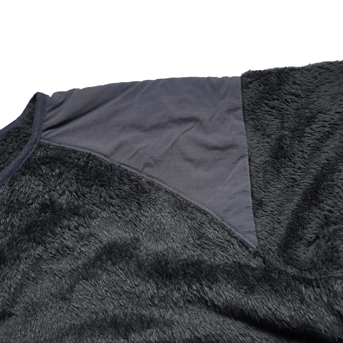 WILDTHINGS / LEVEL3 SHAGGY CREW (Black) 肩周り