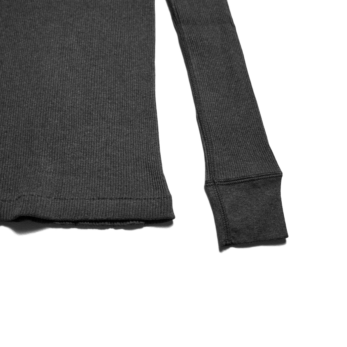 HYKE / LONG-SLV TEE (Charcoal) 袖先