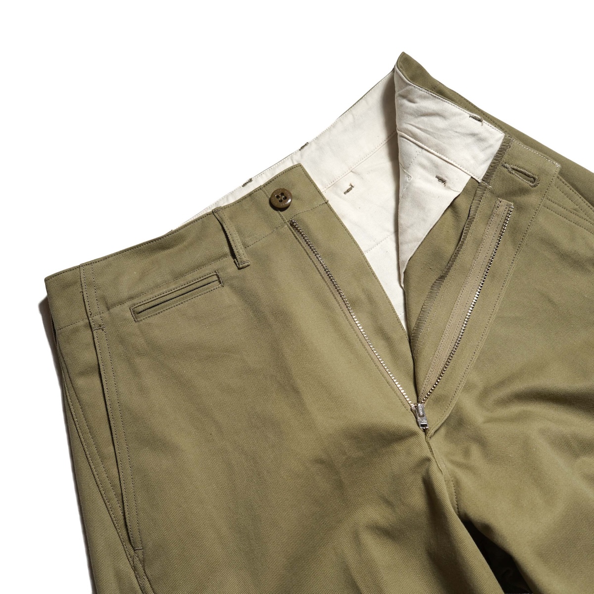 HYKE / BARREL LEG CHINO TROUSERS (Khaki) ファスナー