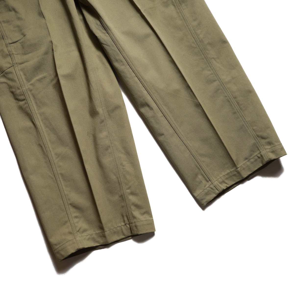 HYKE / BARREL LEG CHINO TROUSERS (Khaki) 裾