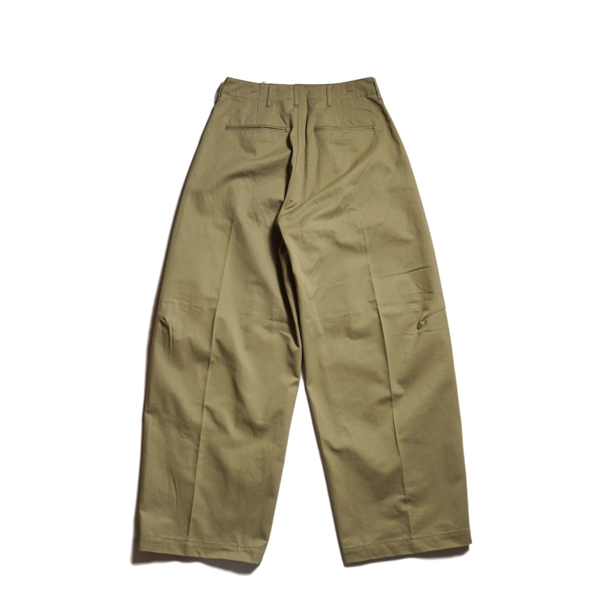 HYKE / BARREL LEG CHINO TROUSERS (Khaki) 背面