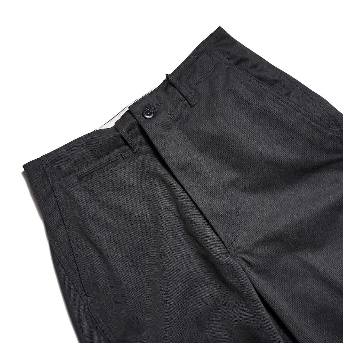 HYKE / BARREL LEG CHINO TROUSERS (Black) ウエスト