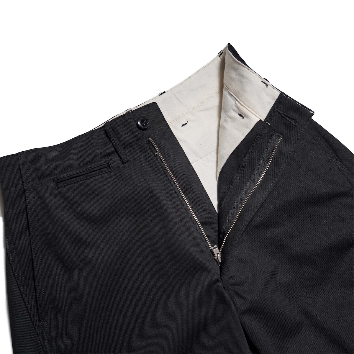 HYKE / BARREL LEG CHINO TROUSERS (Black) ファスナー