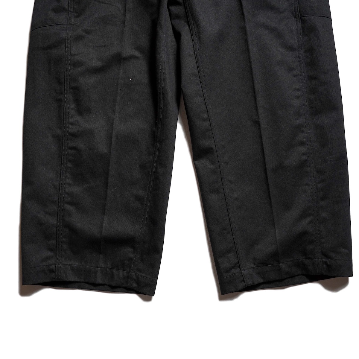 HYKE / BARREL LEG CHINO TROUSERS (Black) 裾