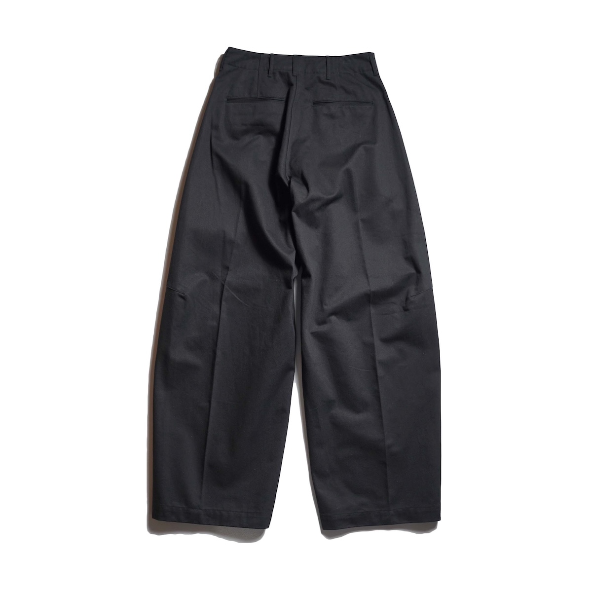 HYKE / BARREL LEG CHINO TROUSERS (Black) 背面