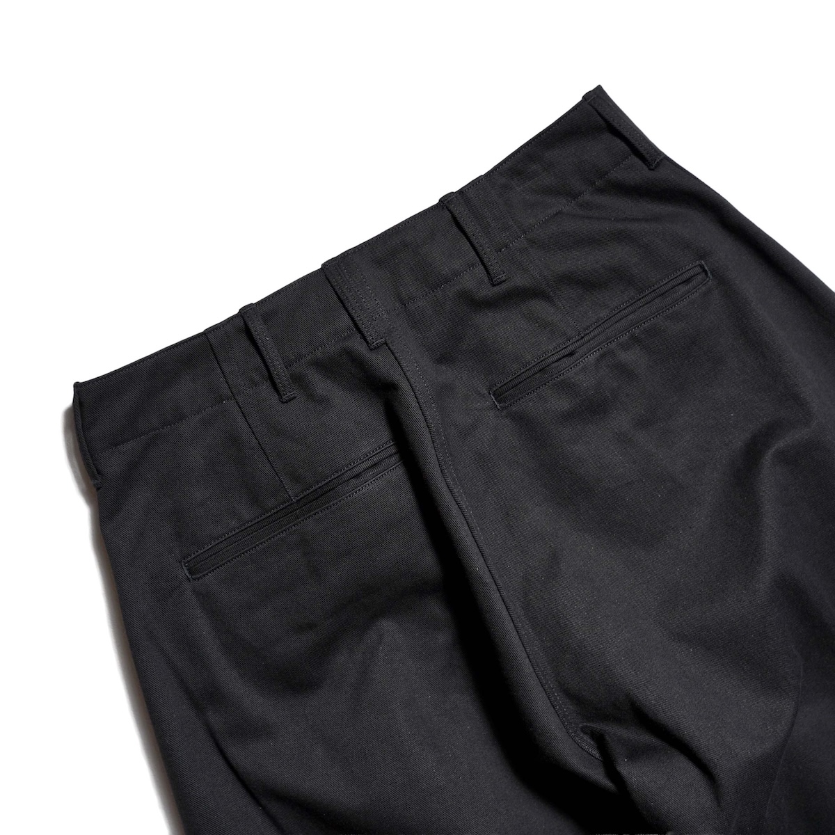 HYKE / BARREL LEG CHINO TROUSERS (Black) ヒップポケット
