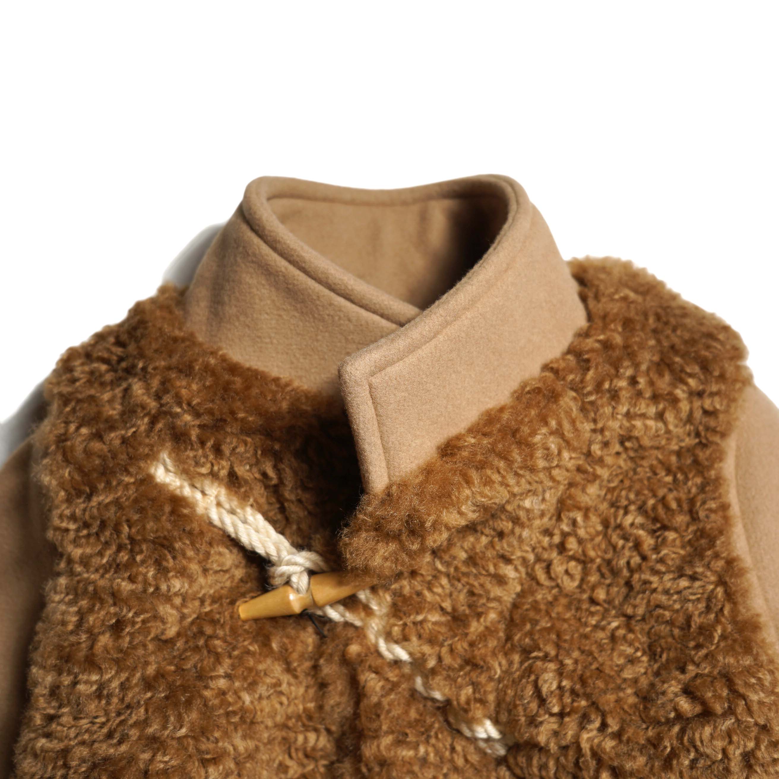 HYKE / DOUBLE FACE FAUX SHEARLING DUFFLE JACKET (Beige) 襟元