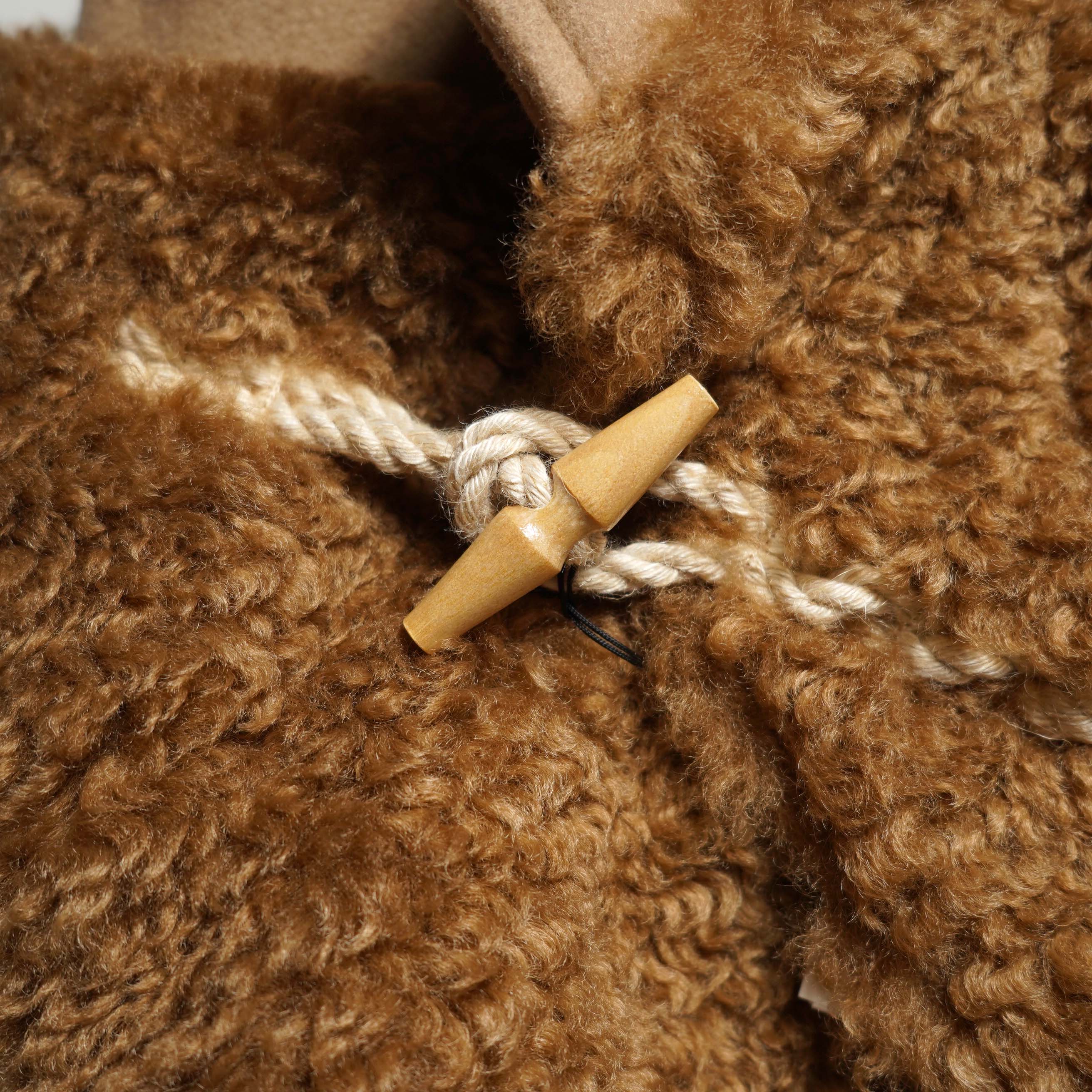 HYKE / DOUBLE FACE FAUX SHEARLING DUFFLE JACKET (Beige) トグルボタン