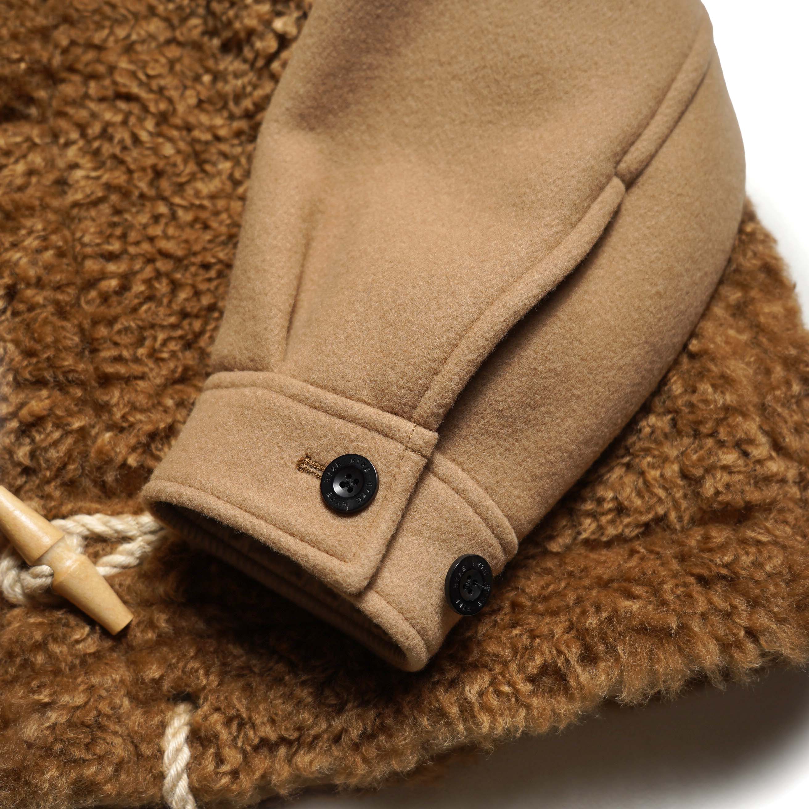 HYKE / DOUBLE FACE FAUX SHEARLING DUFFLE JACKET (Beige) 袖先