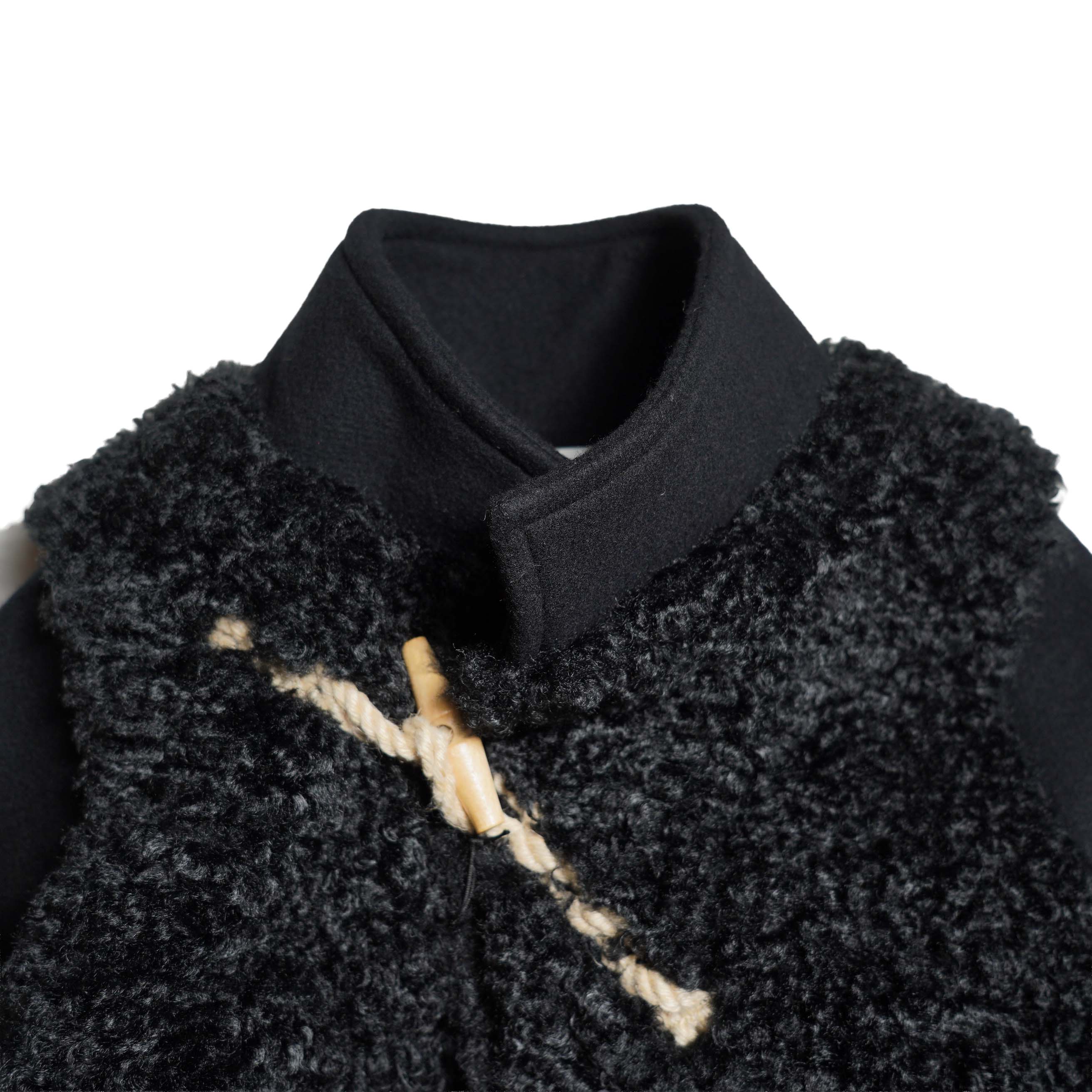HYKE / DOUBLE FACE FAUX SHEARLING DUFFLE JACKET (Black) 襟元