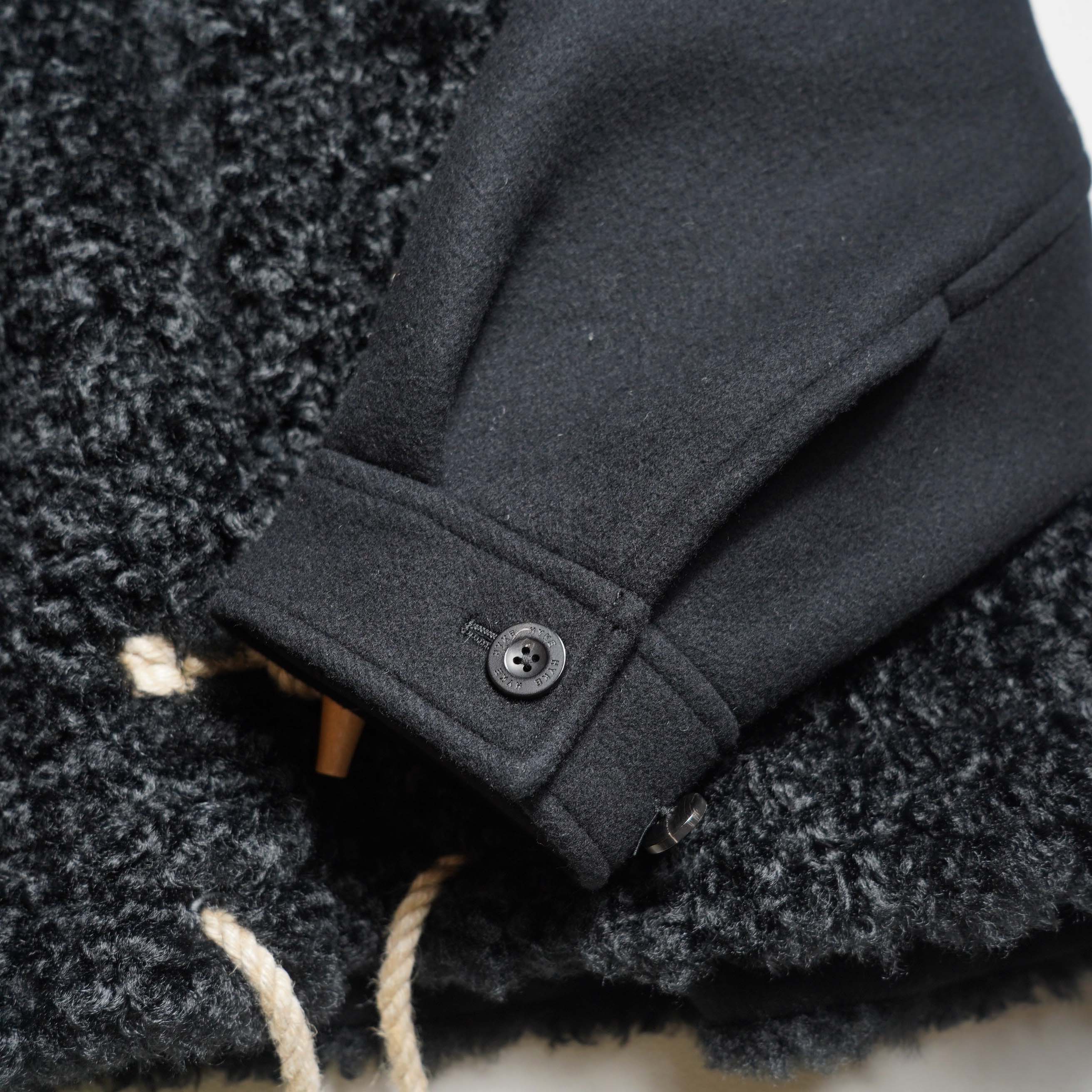 HYKE / DOUBLE FACE FAUX SHEARLING DUFFLE JACKET (Black) 袖先