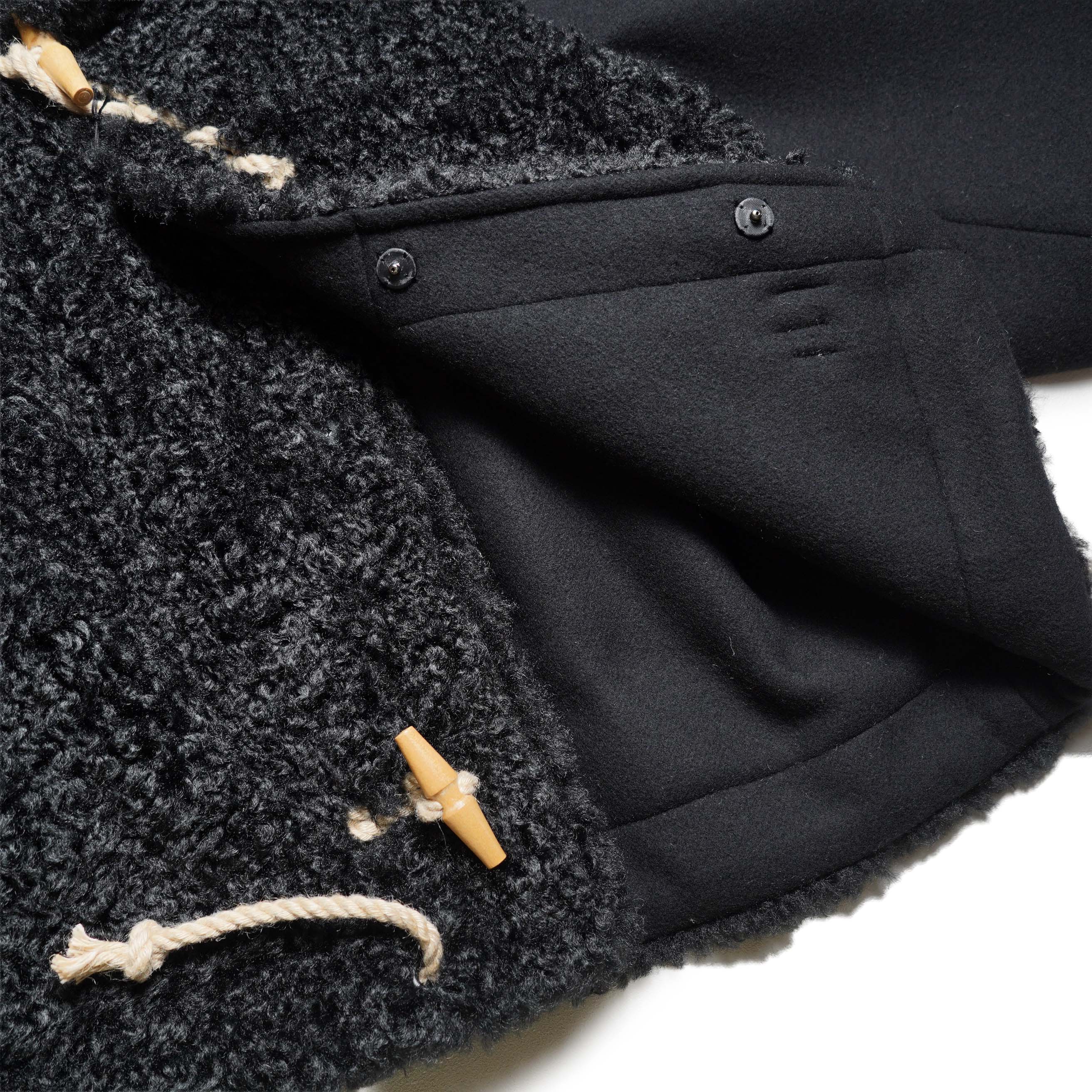 HYKE / DOUBLE FACE FAUX SHEARLING DUFFLE JACKET (Black) 裏地