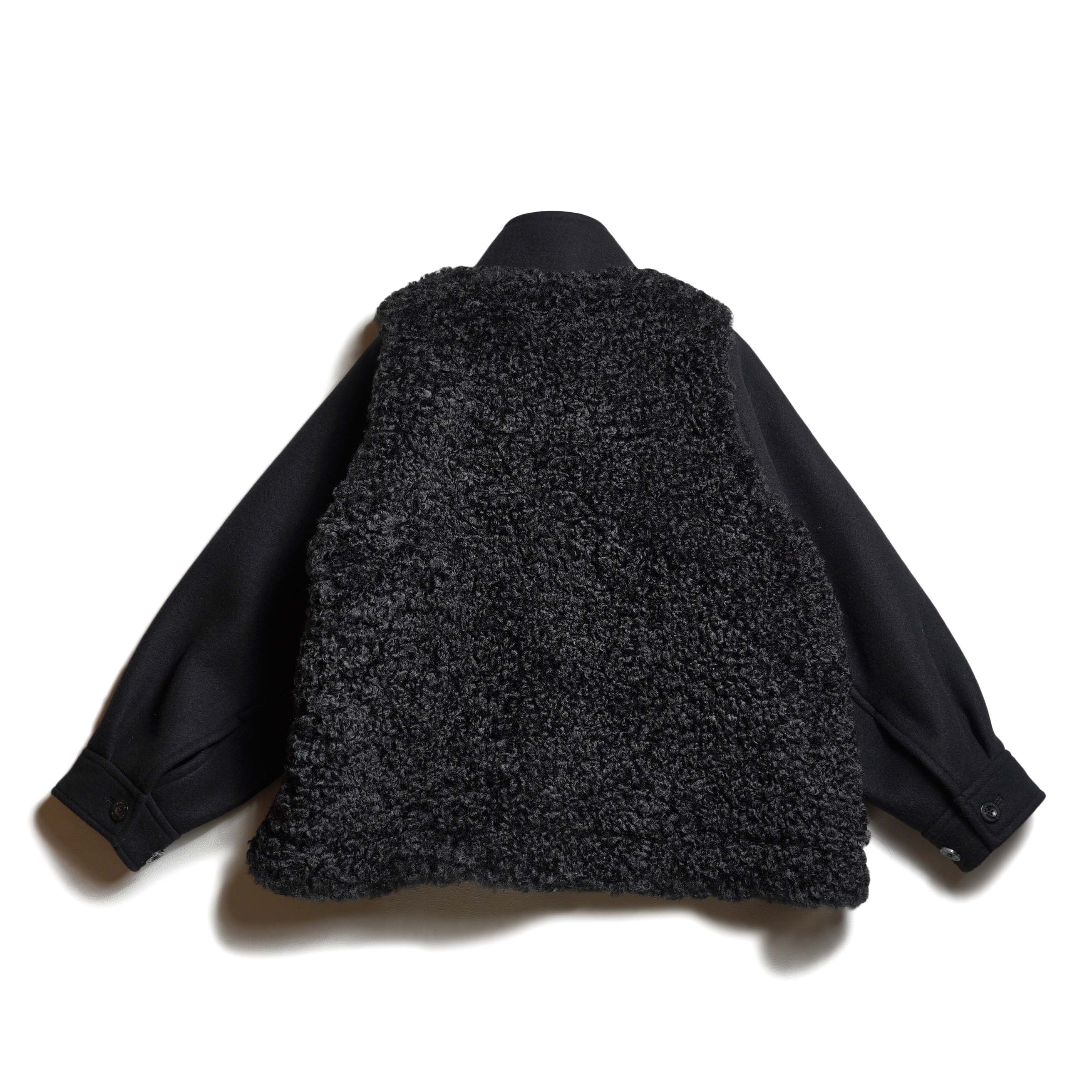 HYKE / DOUBLE FACE FAUX SHEARLING DUFFLE JACKET (Black) 背面