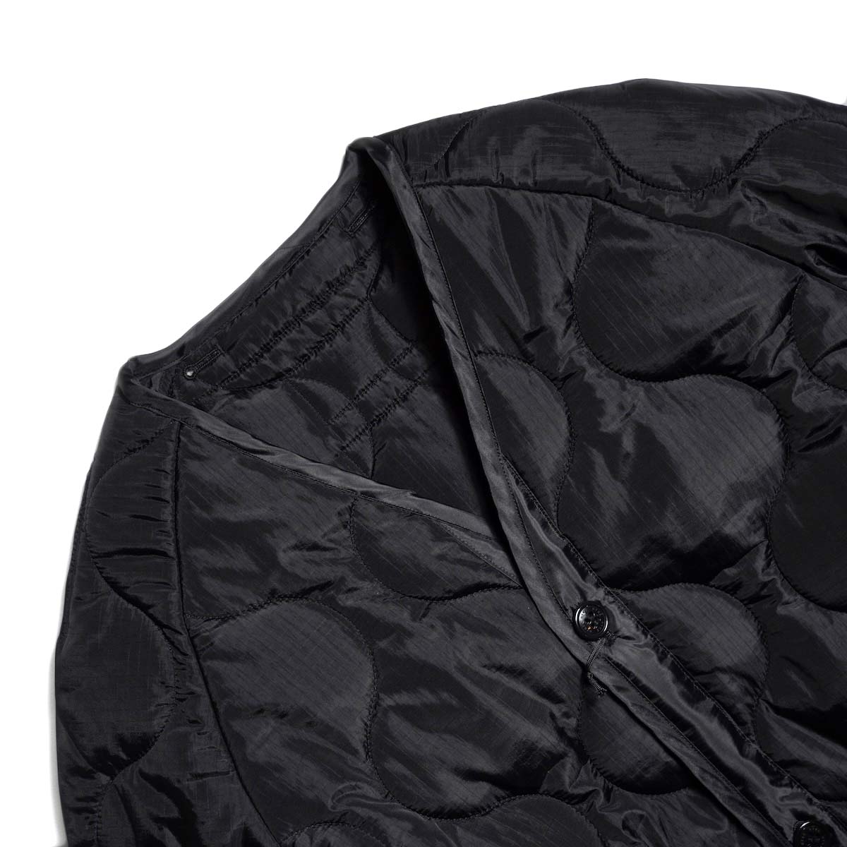 HYKE / QUILTED LINER COAT (Black) 襟元