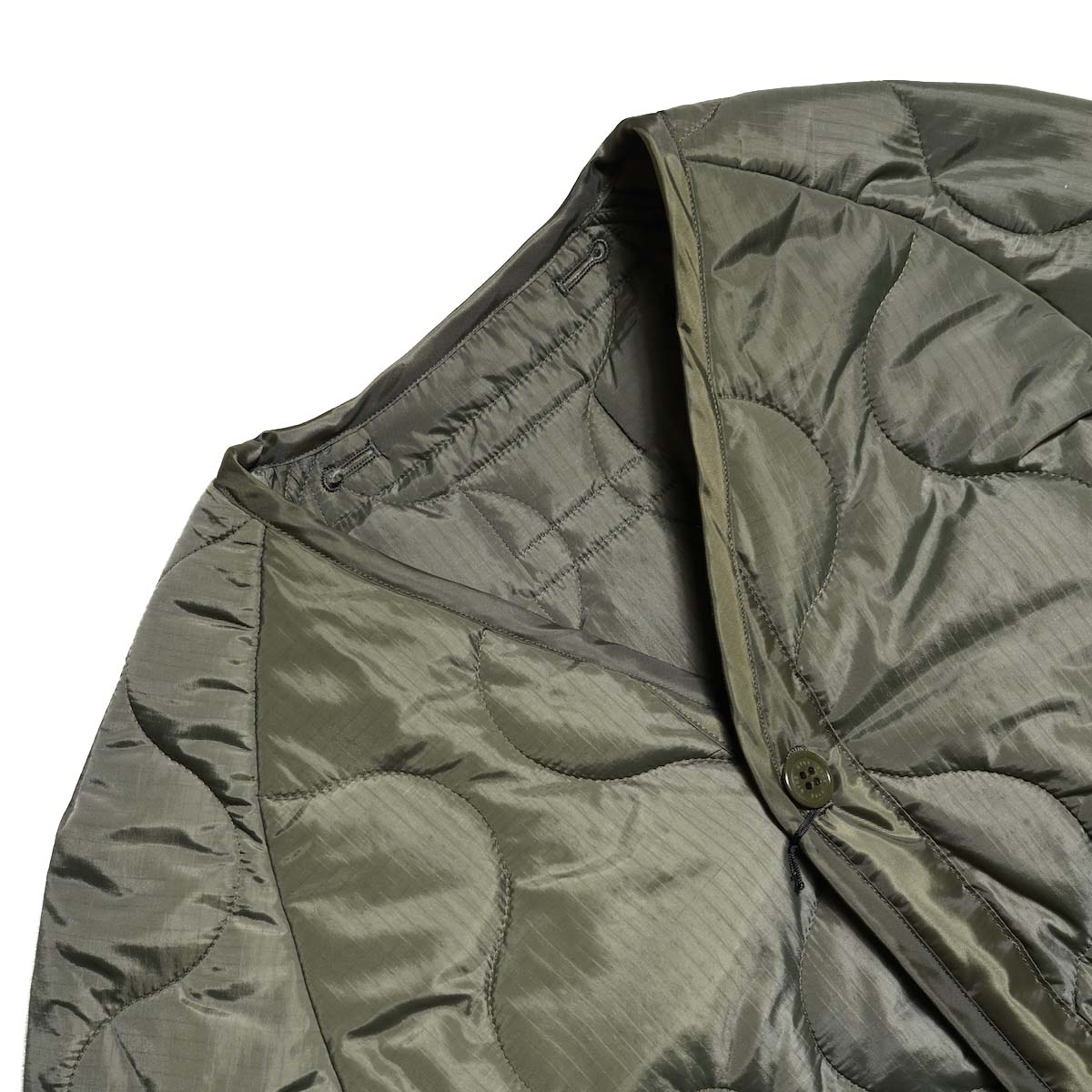 HYKE / QUILTED LINER COAT (Khaki) 襟元