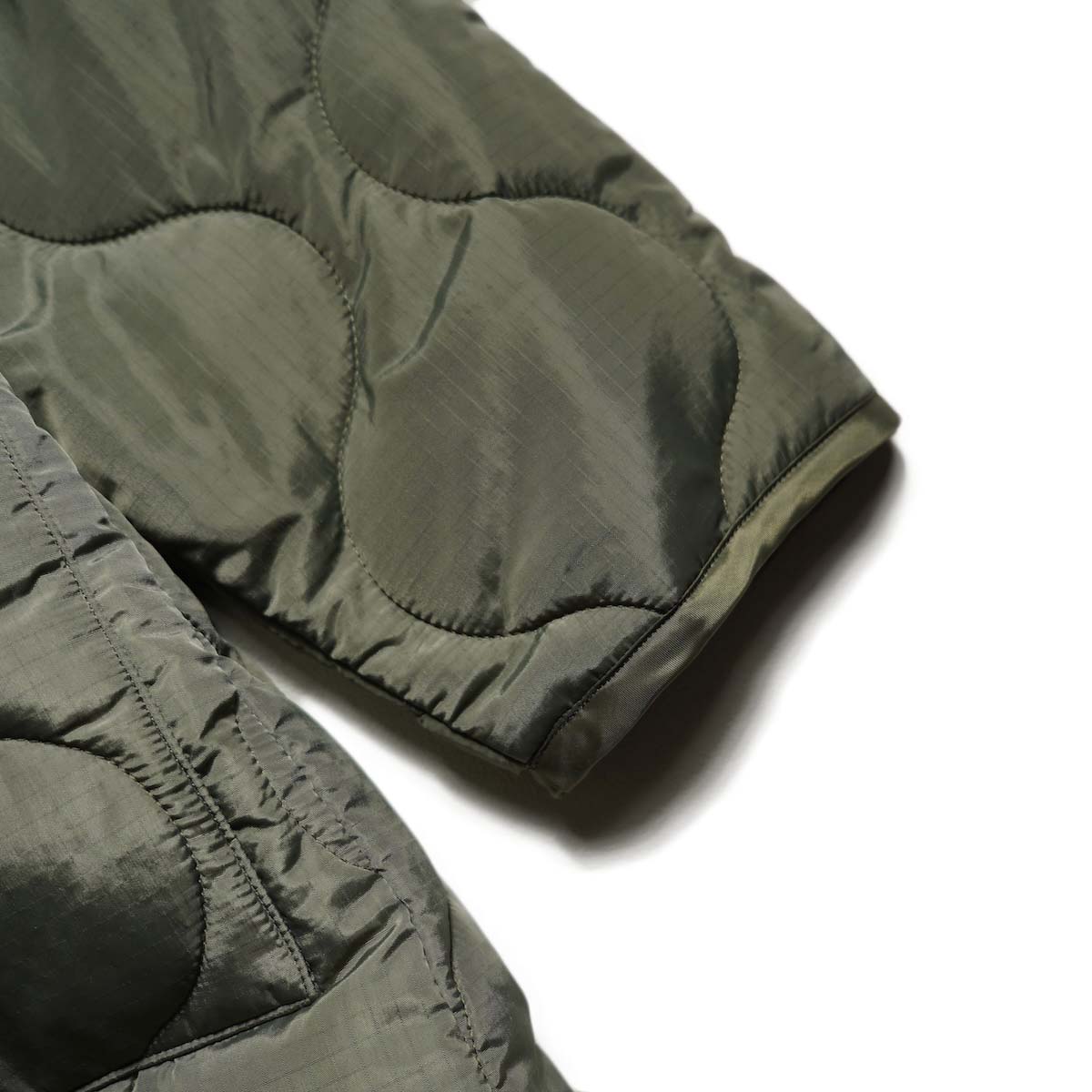 HYKE / QUILTED LINER COAT (Khaki) 袖先