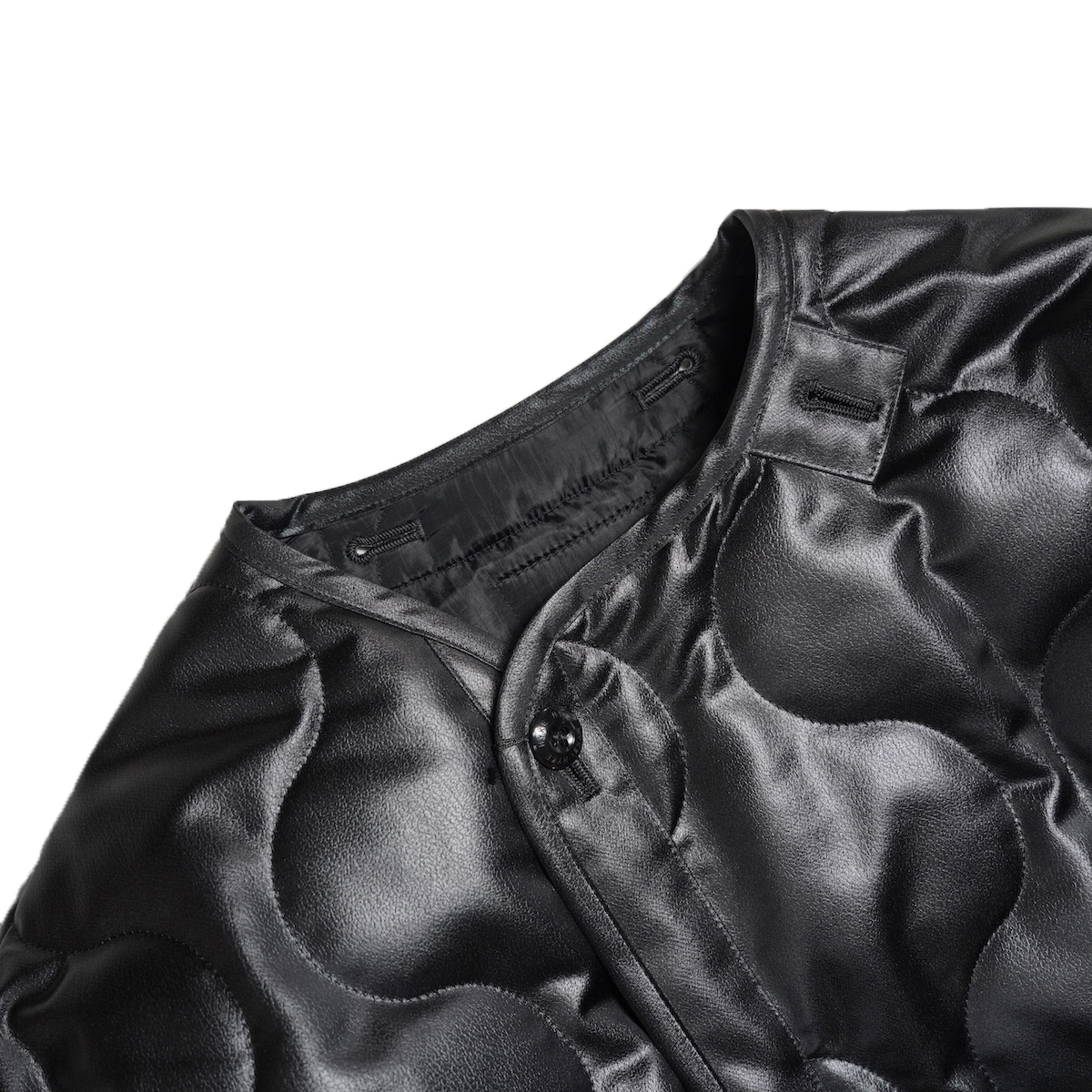 HYKE / FAUX LEATHER QUILTED JACKET (Black) 襟元
