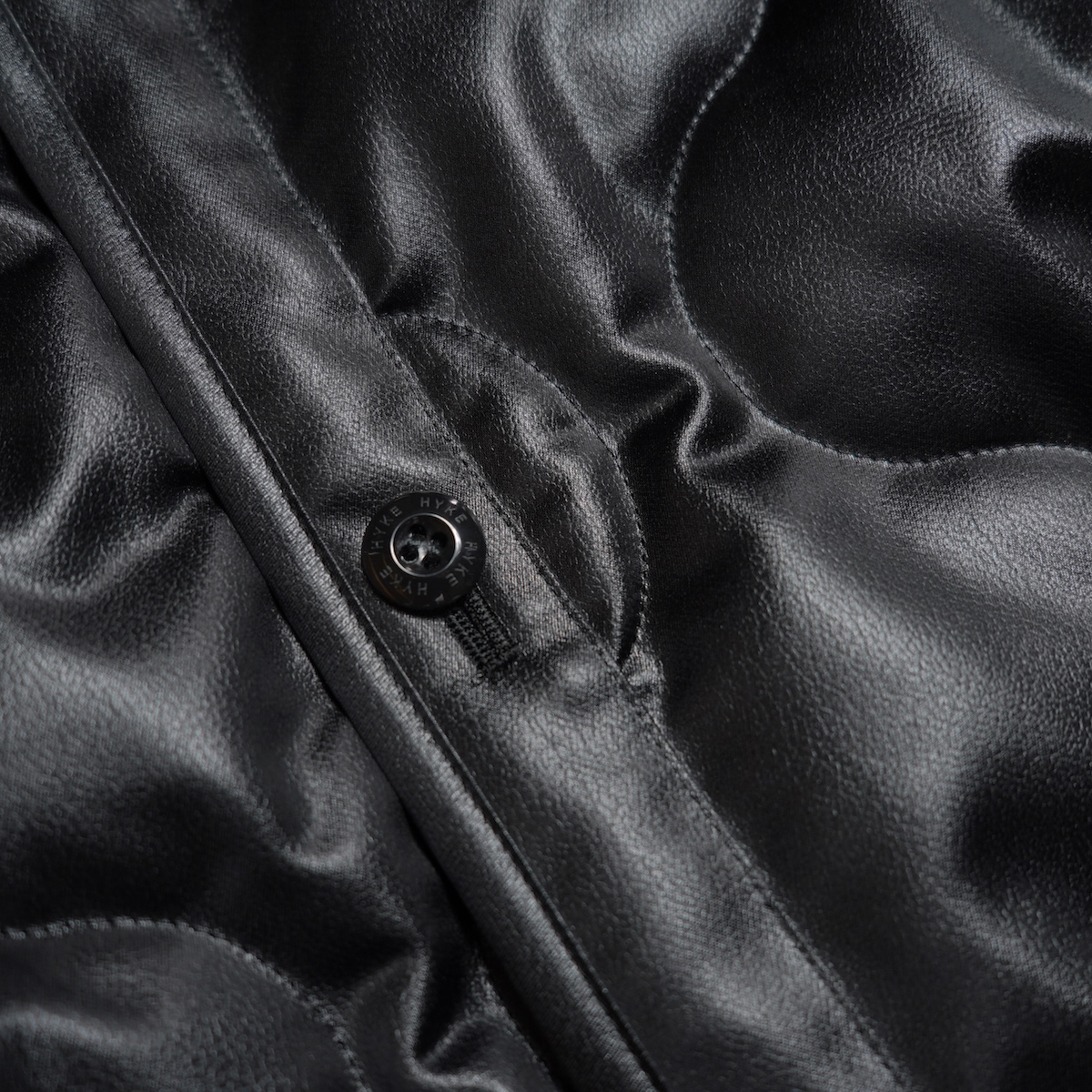 HYKE / FAUX LEATHER QUILTED JACKET (Black) ボタン