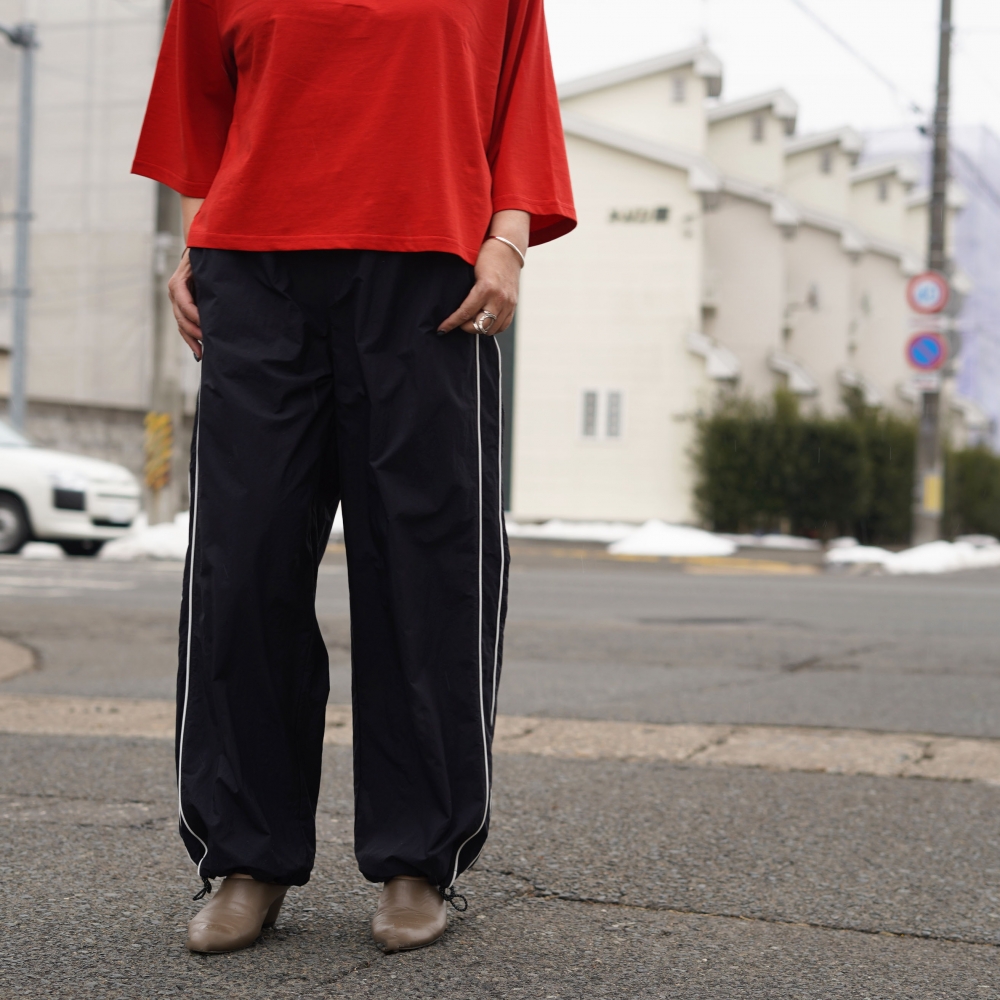 JANE SMITH / POLYESTER JERSEY TRACK PANTS (Black)着用イメージ1