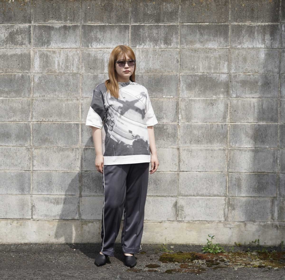 ジョンメイソンスミス ジェーンスミス 25SS TIM BARBER Airospace Museum S/S T-SHIRT Tシャツ M 白 グレー /MI ■OS レディース JOHN MASON SMITH ジョン メイソン スミス 25ssのアイテムを