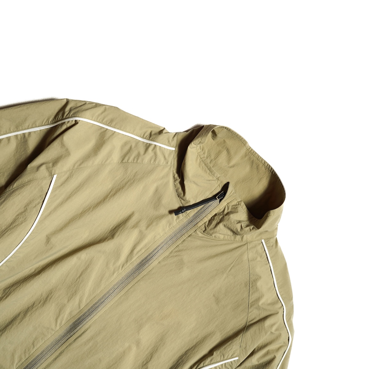 JANE SMITH / NYLON TASLAN TACTICAL TRAINING BLOUSON (Sand) ネック