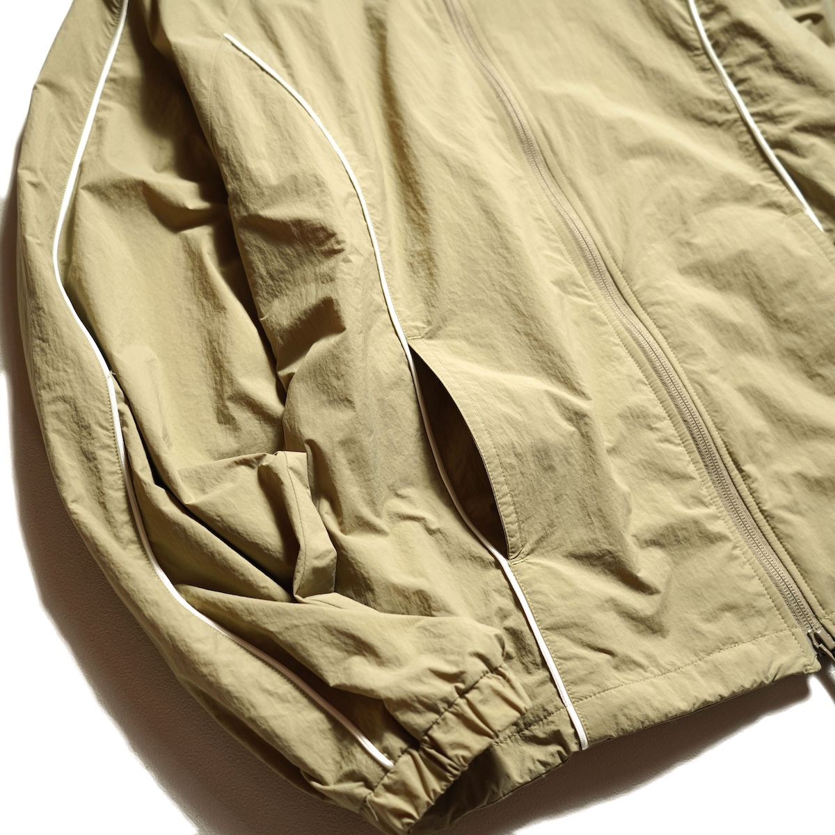 JANE SMITH / NYLON TASLAN TACTICAL TRAINING BLOUSON (Sand) サイドポケット