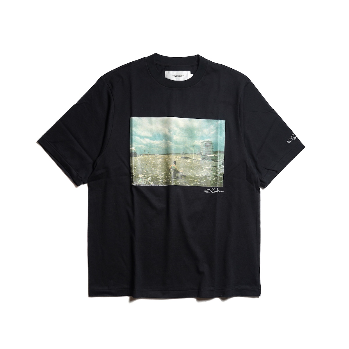 JANE SMITH / TIM BARBER IN THE WRECKAGE THE DAY AFTER WOODSTOCK 1999 S/S T-SHIRT (Black)