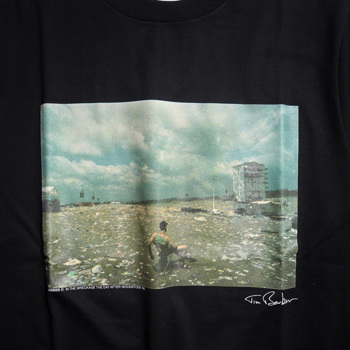 JANE SMITH / TIM BARBER IN THE WRECKAGE THE DAY AFTER WOODSTOCK 1999 S/S T-SHIRT (Black) フロントプリント