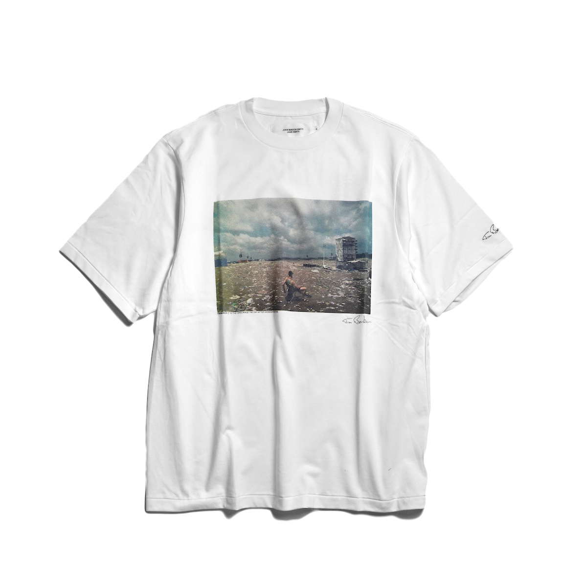 JANE SMITH / TIM BARBER IN THE WRECKAGE THE DAY AFTER WOODSTOCK 1999 S/S T-SHIRT (White)