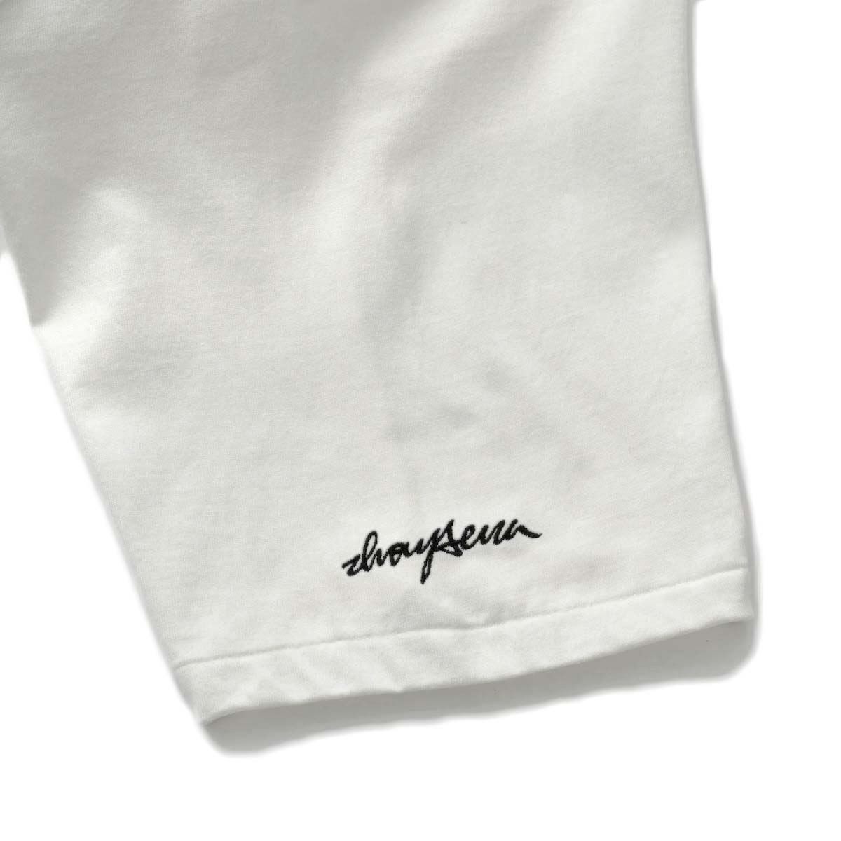 JANE SMITH / IVORY SERRA REDONDO BEACH, CA S/S T-SHIRT (White) 袖刺繍