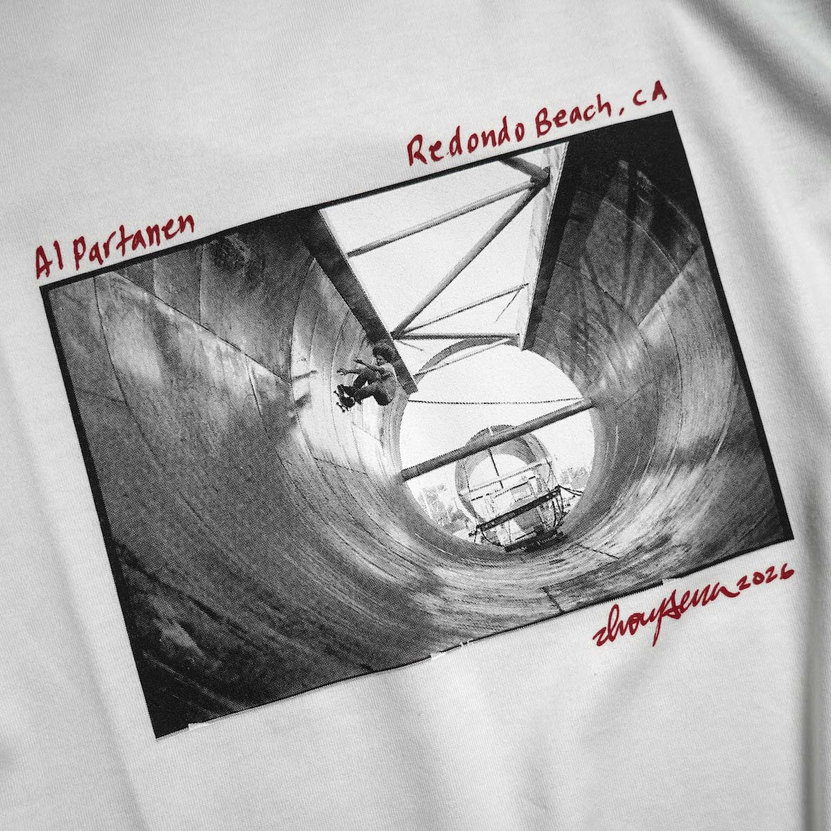 JANE SMITH / IVORY SERRA REDONDO BEACH, CA S/S T-SHIRT (White) フロントプリント