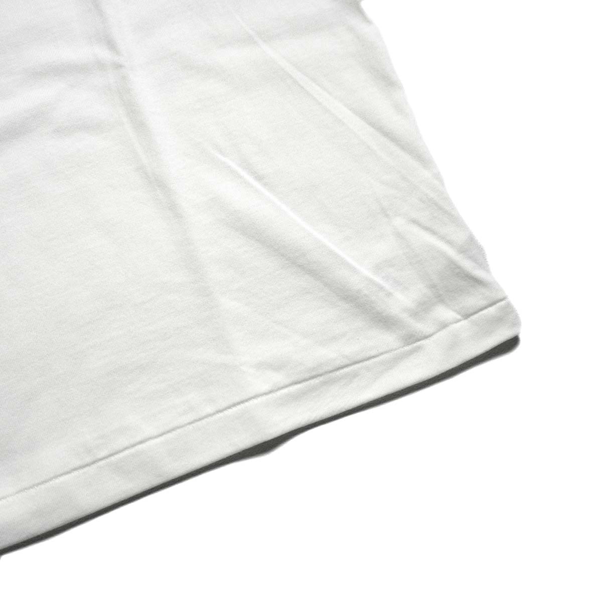 JANE SMITH / IVORY SERRA OLD CARS HAVANA, CUBA S/S T-SHIRT (White) 裾
