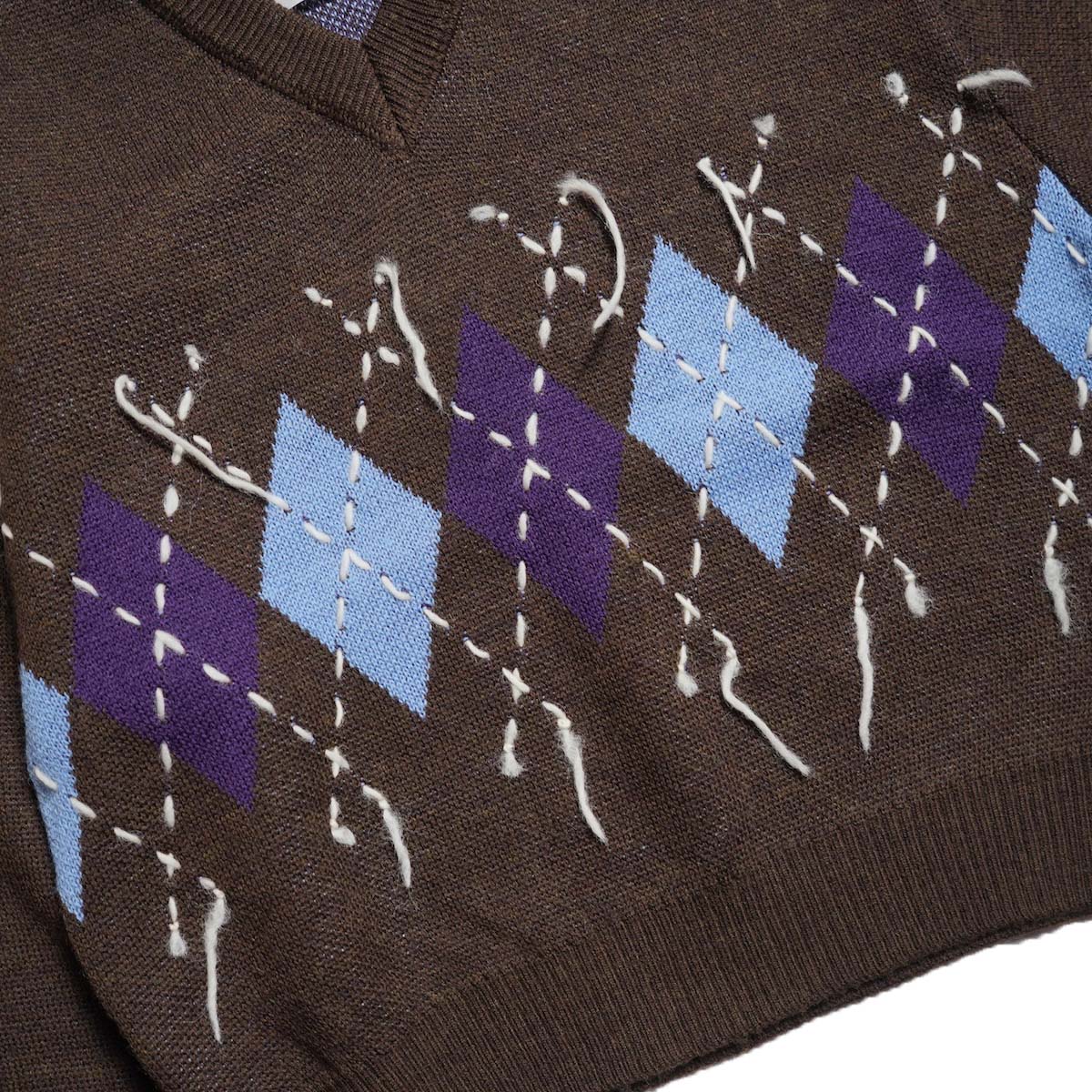 JANE SMITH / 7G DOUBLE JACQUARD ARGYLE V NECK SWEATER (Brown) フロント