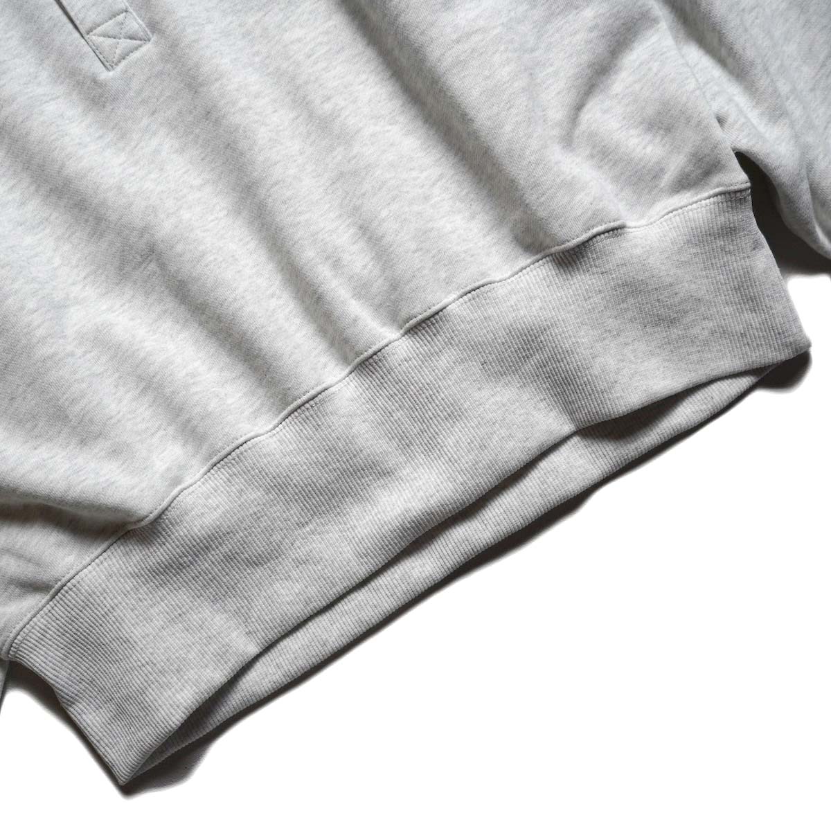 KHA:KI / SWEAT POLO PULLOVER (Ash Gray) 裾