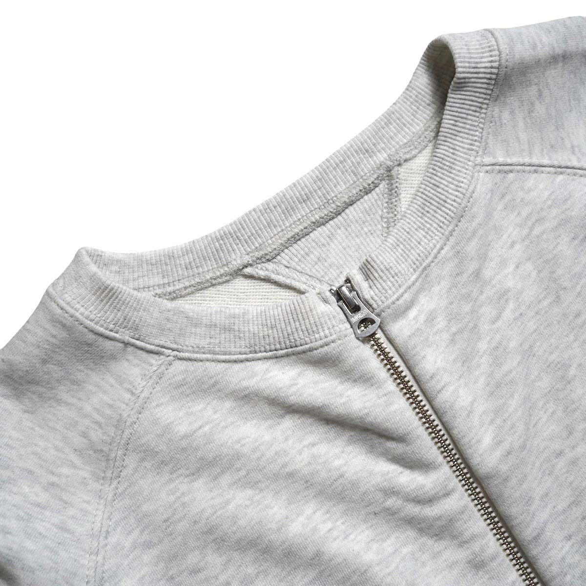 KHA:KI / 2WAY SWEAT SHIRT (Ash Gray) 襟元