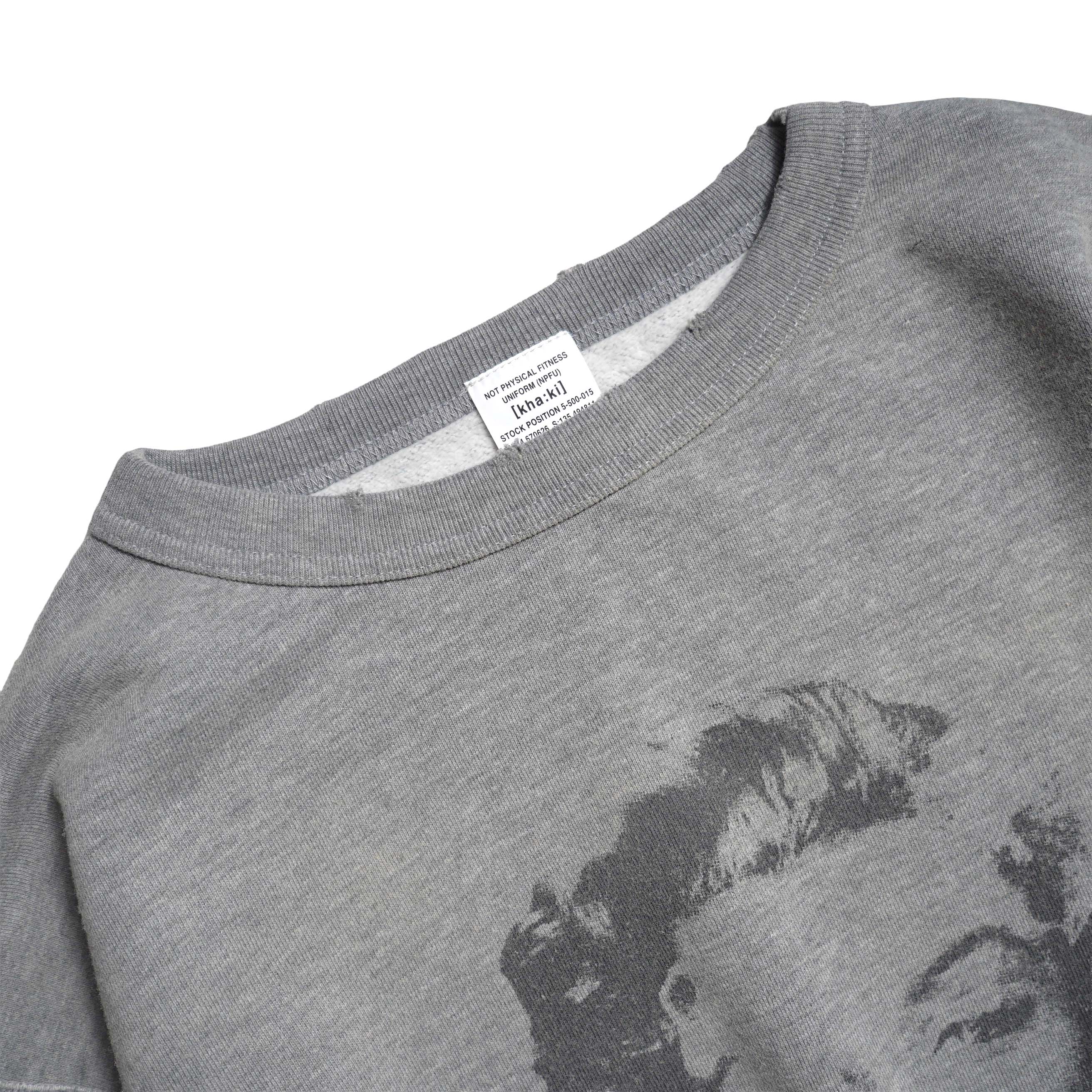 KHA:KI / DAMAGE SWEAT SHIRT -MY MUSE- (Gray) 襟元