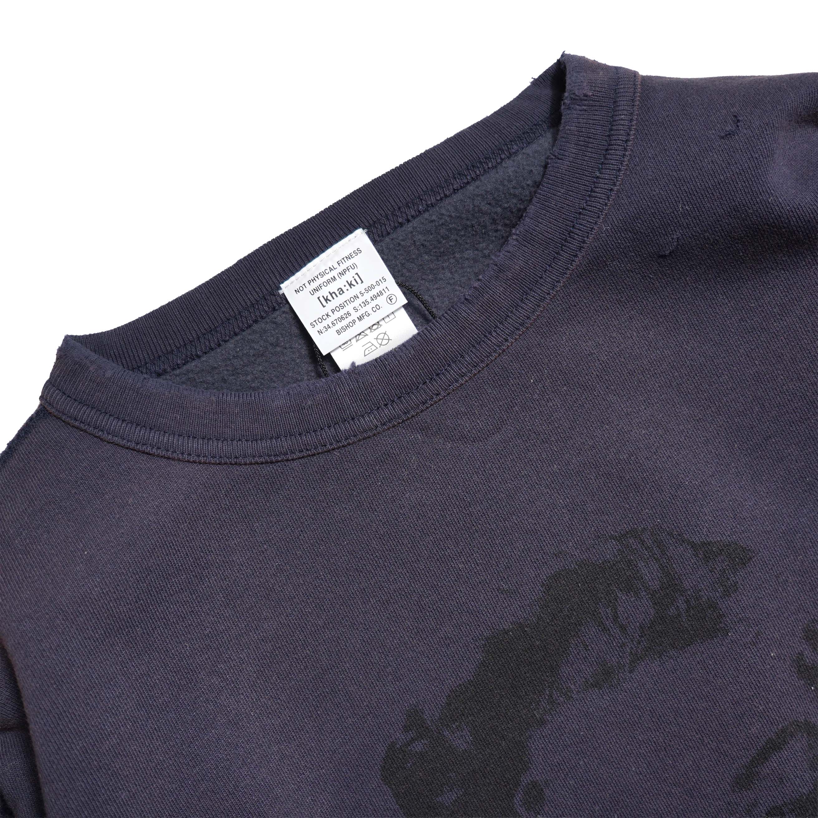 KHA:KI / DAMAGE SWEAT SHIRT -MY MUSE- (Navy) 襟元