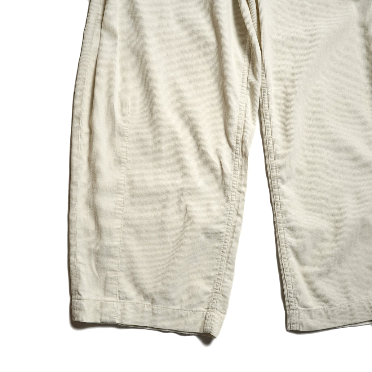 KHA:KI / OVAL CORD TROUSERS (Ecru) 裾