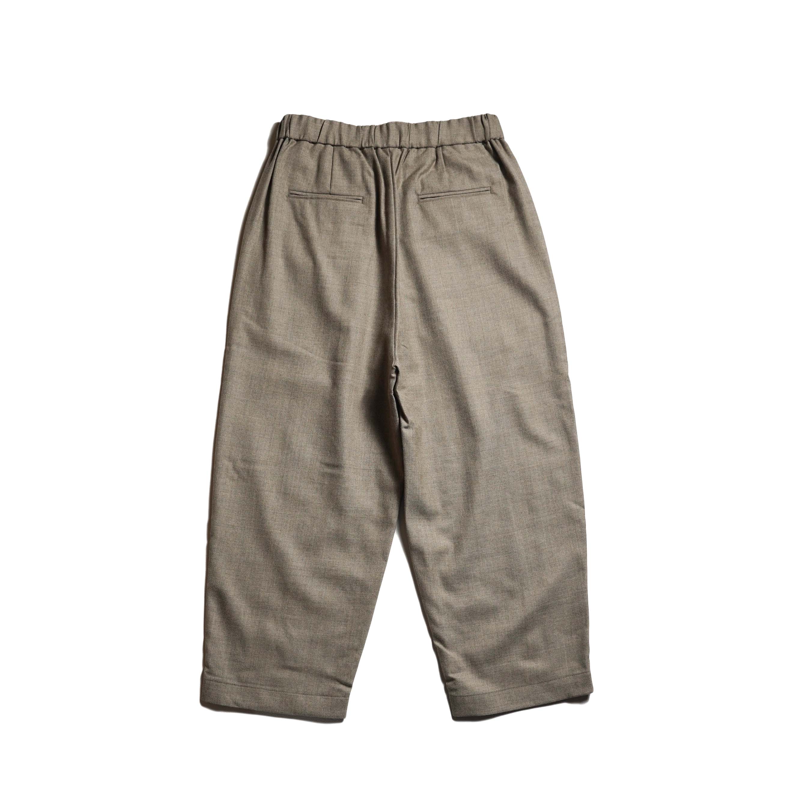 maison de soil / WOOL SERGE 2TUCK TAPERED EASY PANTS (Beige) 背面