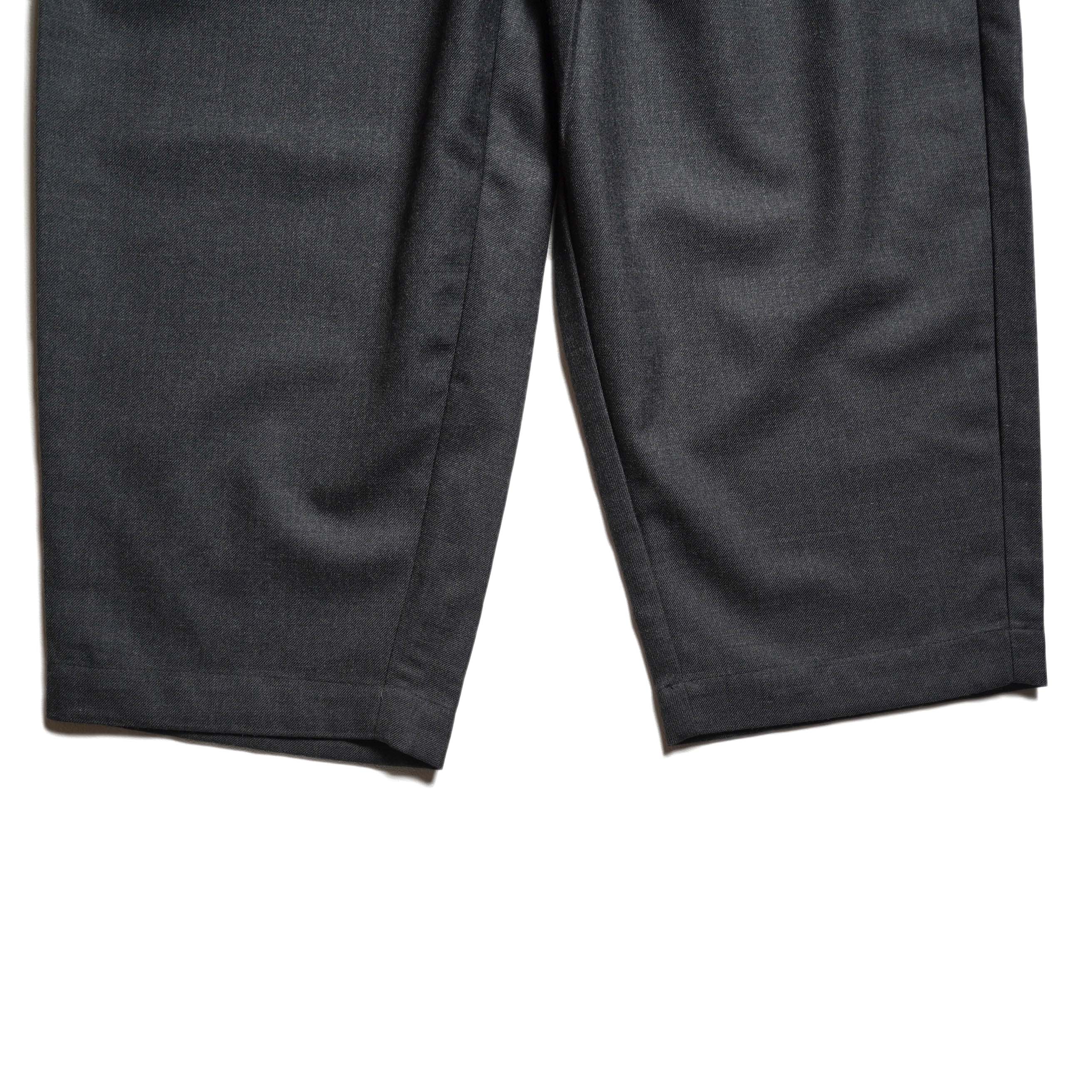 maison de soil / WOOL SERGE 2TUCK TAPERED EASY PANTS (Charcoal) 裾