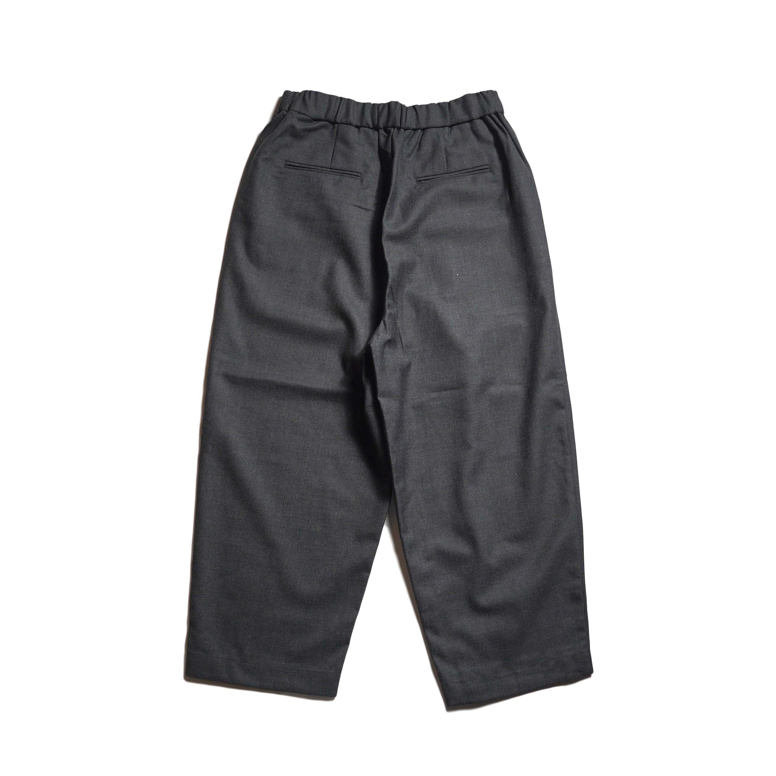 maison de soil / WOOL SERGE 2TUCK TAPERED EASY PANTS (Charcoal) 背面